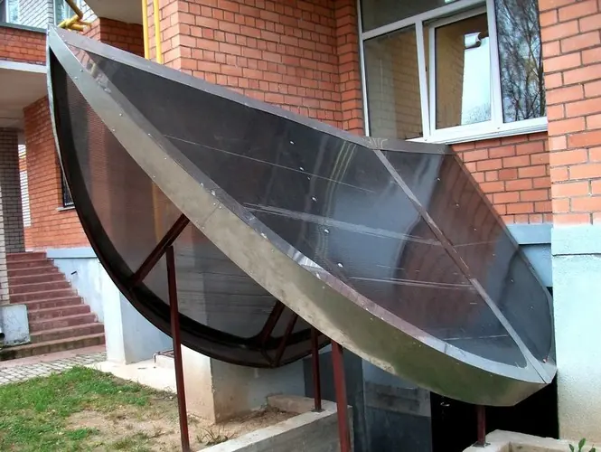 Металлическая дверь с декоративной вставкой. Пример 8